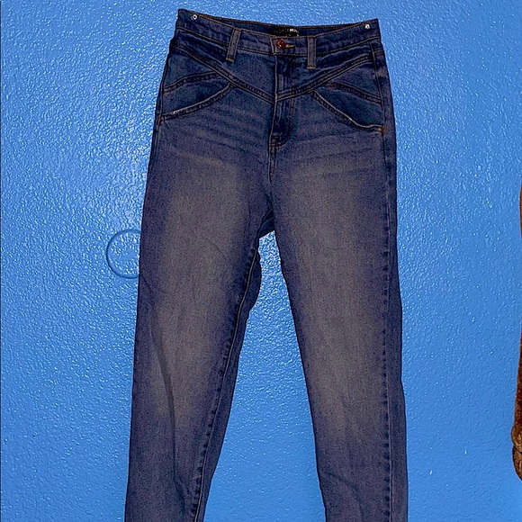 FASHION NOVA BOYFRIEND JEANS!! SIZE 3/26 - Picture 1 of 2